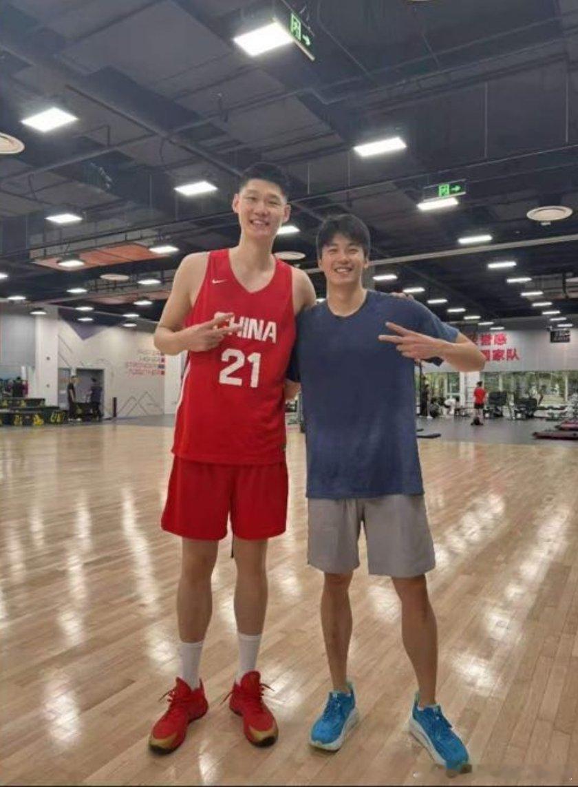 大球老婆发的和汪顺合照 