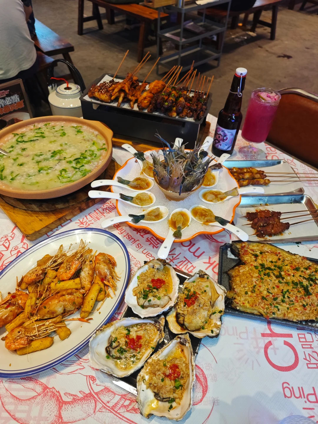 在佛山...宵夜吃烧烤也有livehouse？