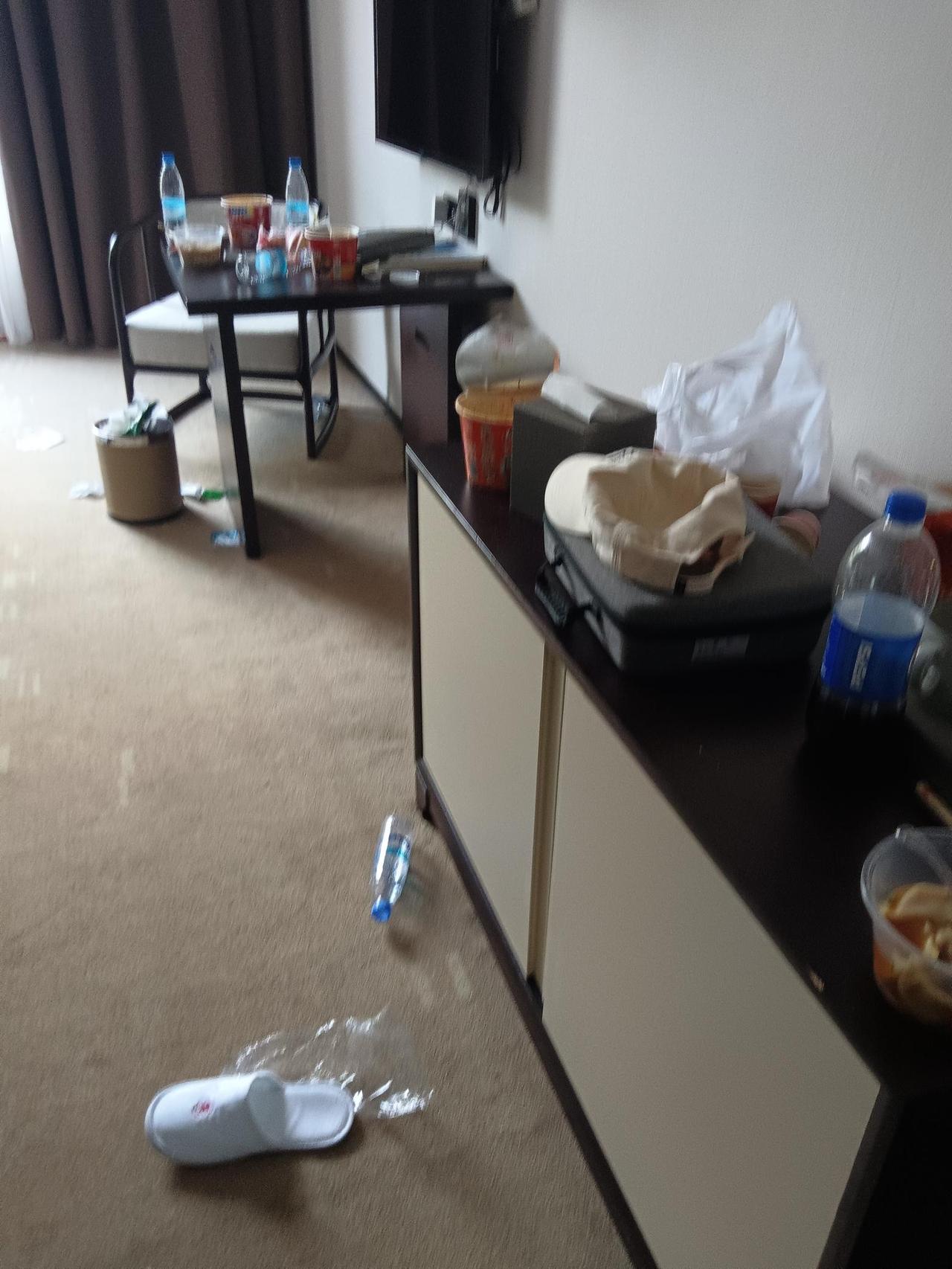 今天的房超级脏，每间房都差不多可以捡一大袋垃圾，辛亏我们的领导还很好，知道房很脏
