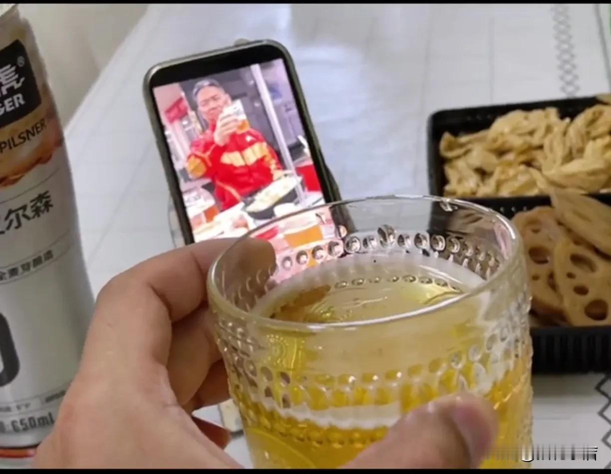 敬东哥，兄弟以茶代酒！突然想起东哥请外卖和骑手吃火锅给他们讲的敬酒的故事“你干了