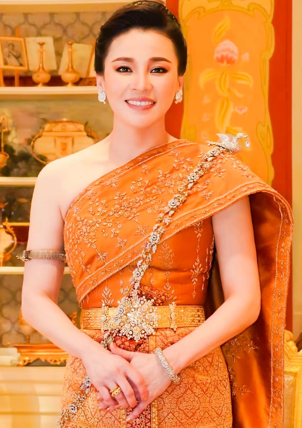 苏提达一身橘黄色的礼服，看上去很漂亮啊！
礼服上的小装饰品，点缀的也恰到好处啊！