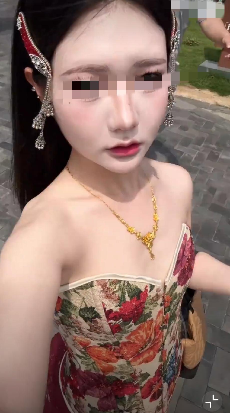 女子吐槽：穿裹胸上衣去徐州宝莲寺遭工作人员阻拦，理由是穿着暴露。第一次见这么迂腐