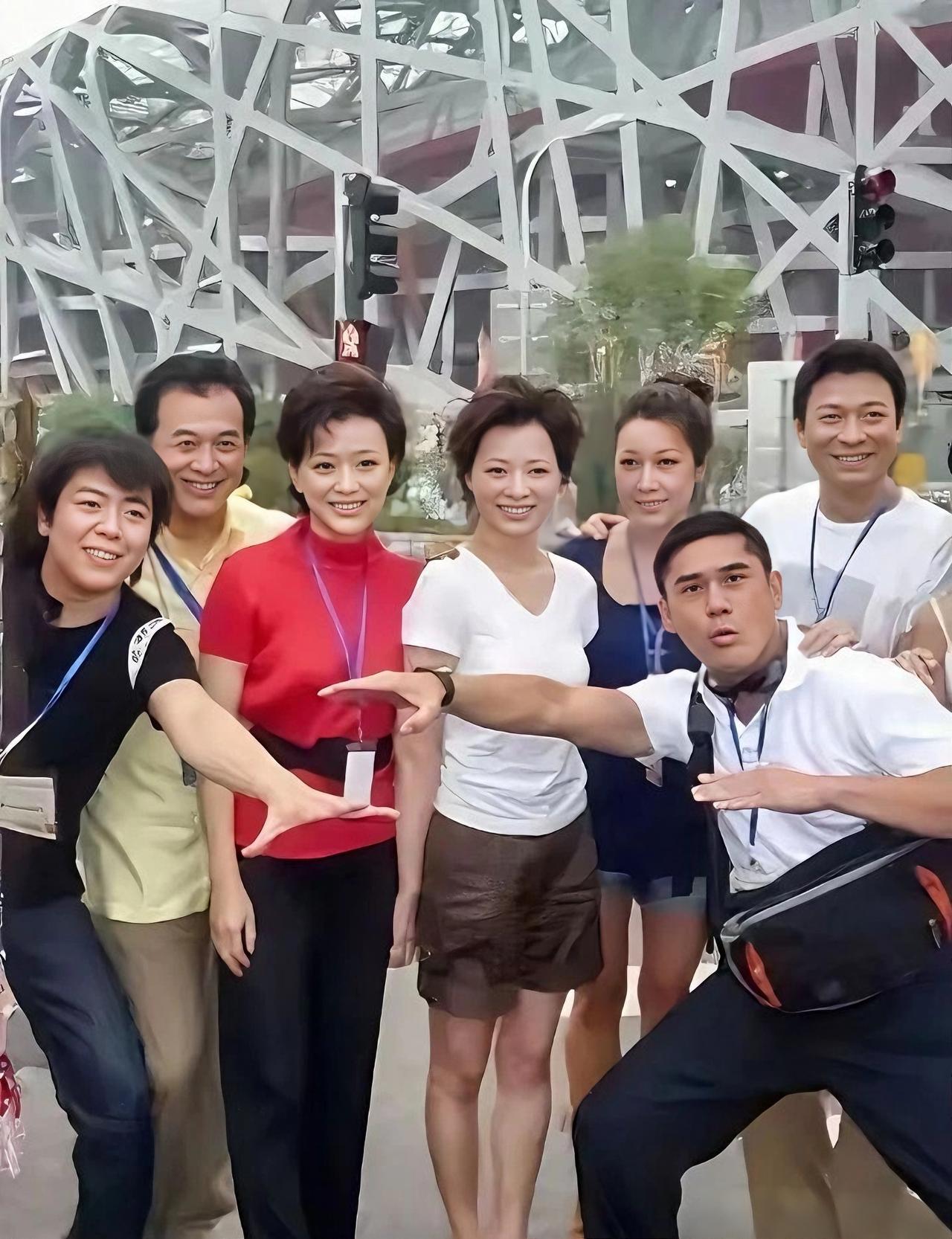 哇塞！中间这两位美女好亮眼啊！仔细看，原来是杨澜和董卿。
 
一身红衫黑裤的董卿
