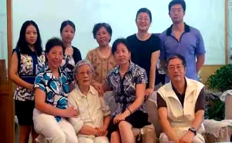 当副军长的丈夫在前线牺牲时，她把黑纱别紧，没倒下。
后来，在组织与亲友的劝慰里，
