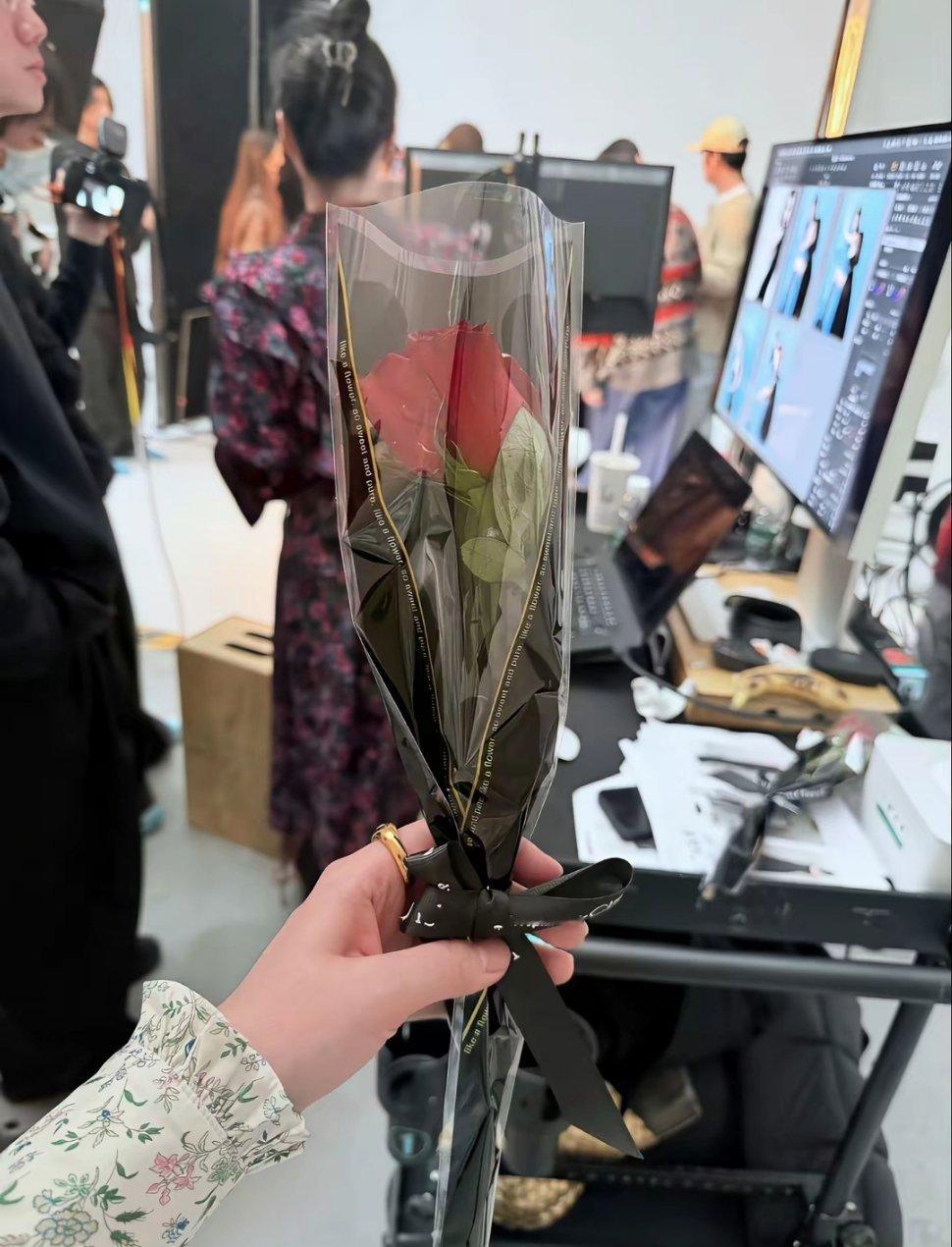 我现在才知道去年拍时装的时候 刚好撞上情人节 工作人员都收到了胖迪送的玫瑰花 浪