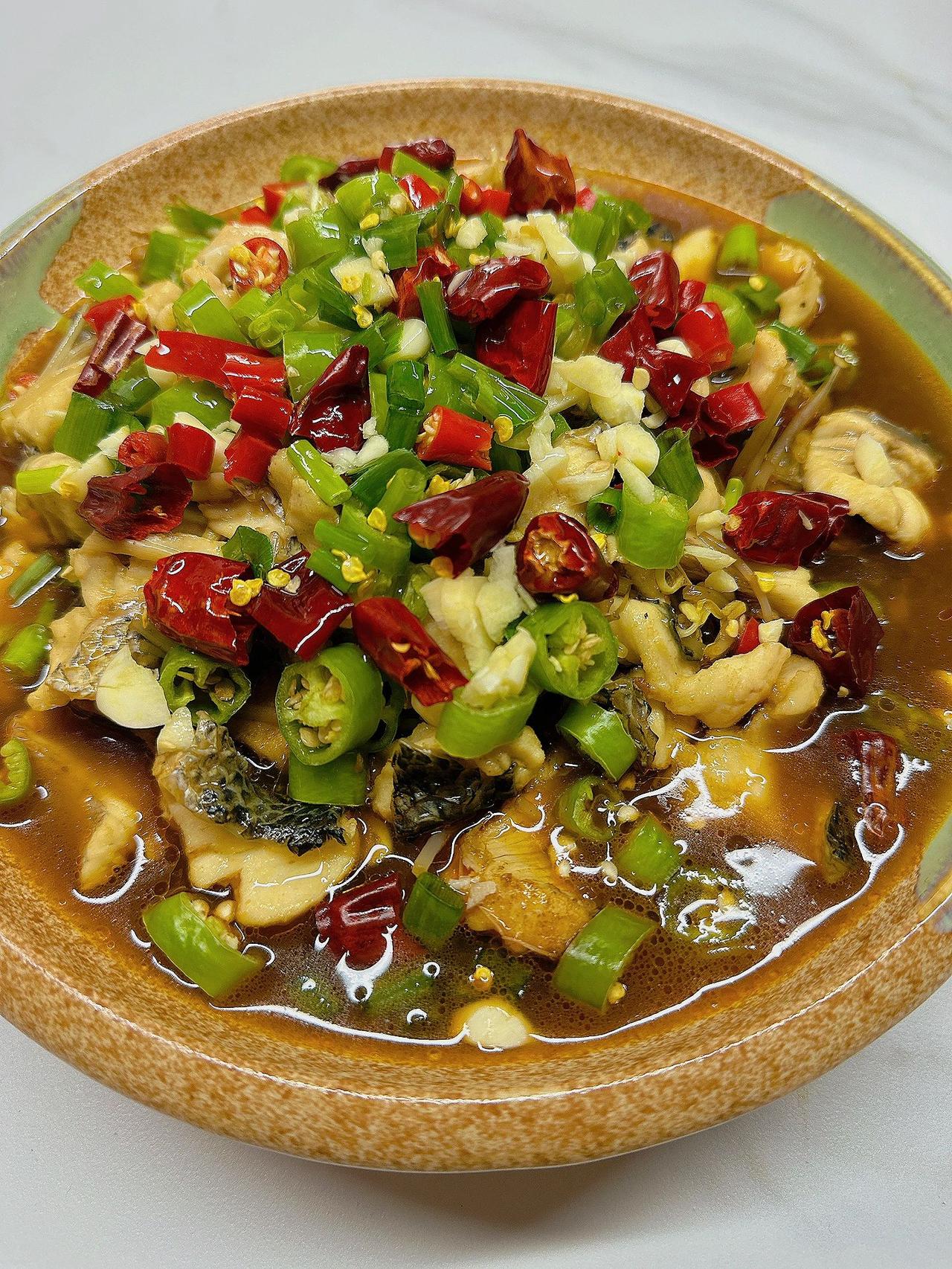 香辣水煮鱼，嘎嘎下饭，好吃不腻～
夏日炎炎。香辣水煮鱼配上一罐汽水简直太清爽了～