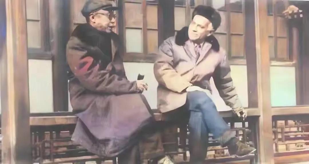 1960年，溥仪和美国记者斯诺交谈时的一幕，当时的溥仪刚刚特赦不久，在北京植物园