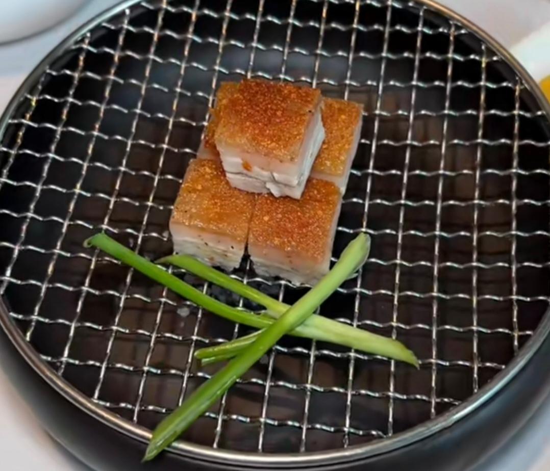 广东的朋友对烧猪肉一点都不陌生，但是你是否想过在这种高级的酒店吃这一小份的叉烧肉
