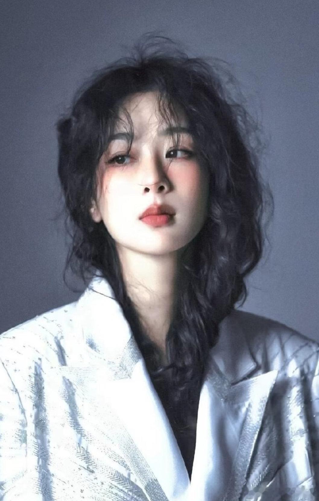 杨紫杨紫杨紫何惟芳 青春的定义是朝阳日落，是少年走向阳光脚印”  "𝓣𝓱𝓮