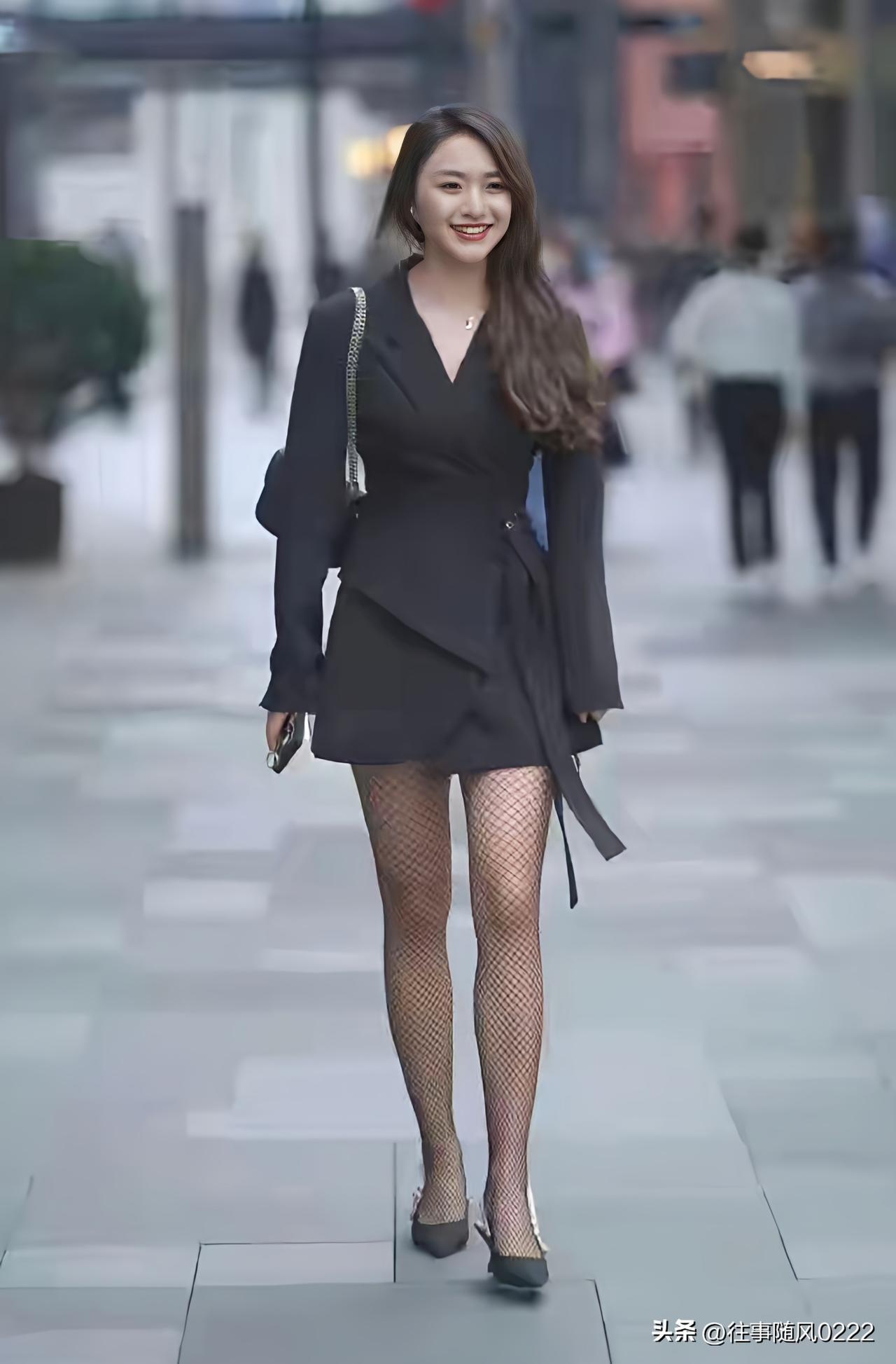 都市时尚女孩，黑色连衣裙搭配渔网袜，自信走在街头