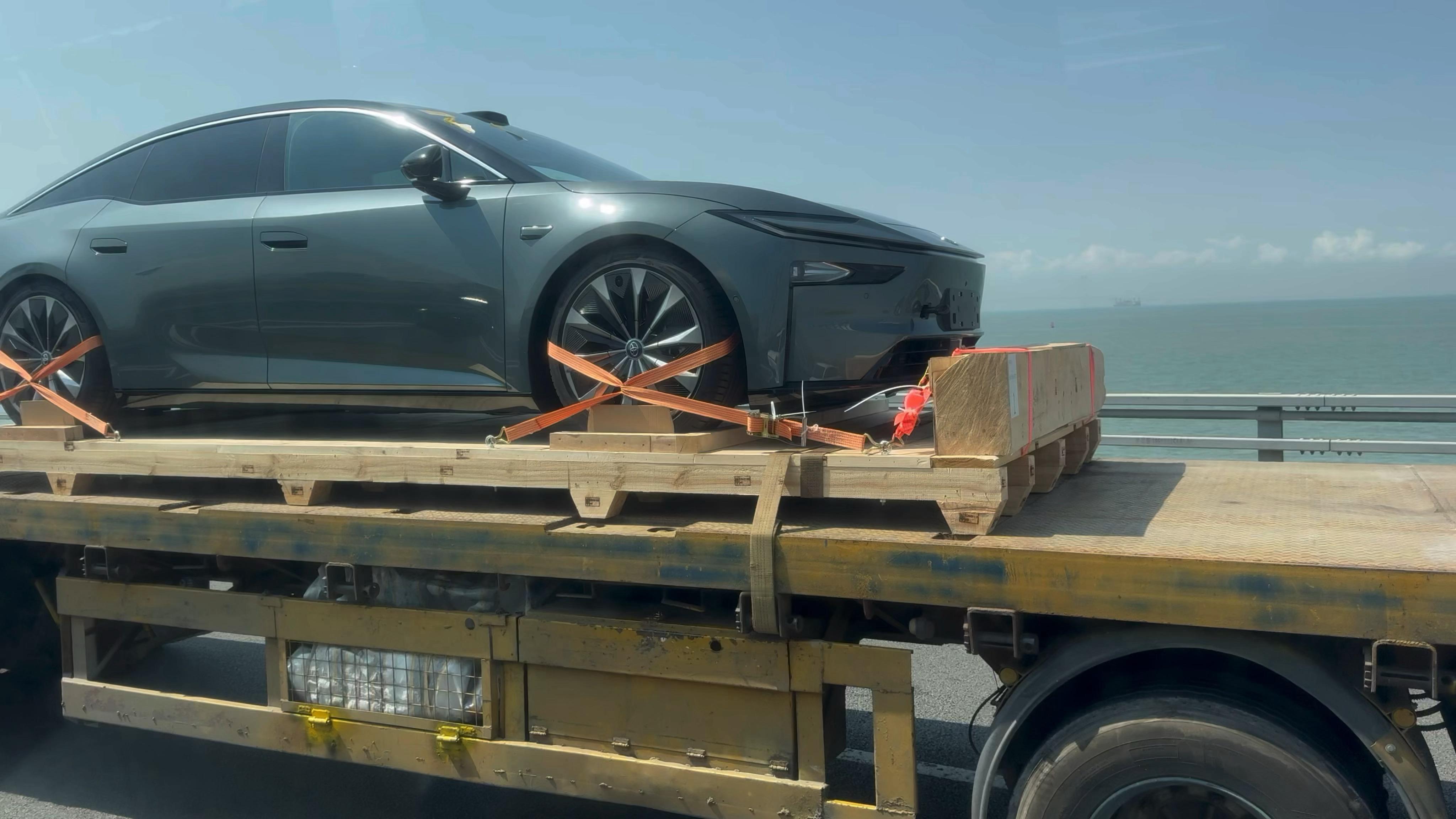 这运输方式又是半挂又是木板，这台铂智7是准备空运发海外？