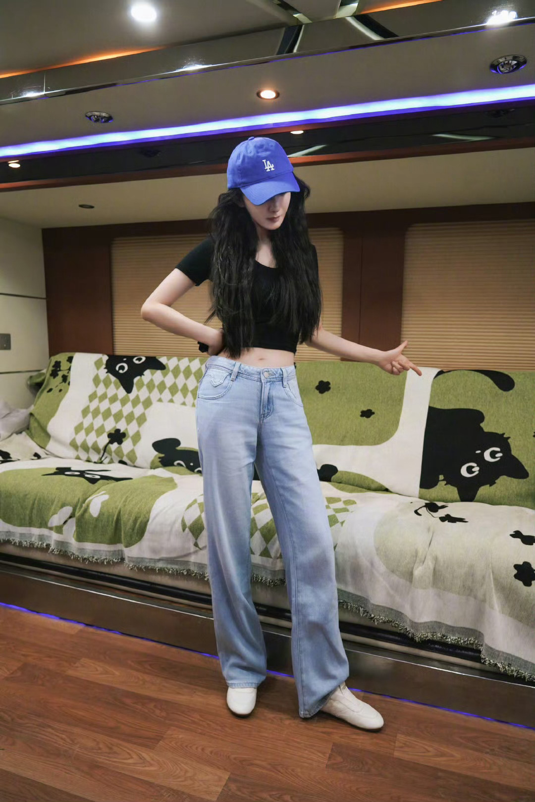 杨幂偶遇小黑蛇夜华好可爱的宝宝，玩得开心