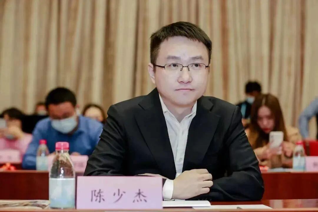 #95后任思敏被任命斗鱼CEO# 【涉赌风波后，斗鱼创始人“金蝉脱壳”，95后女