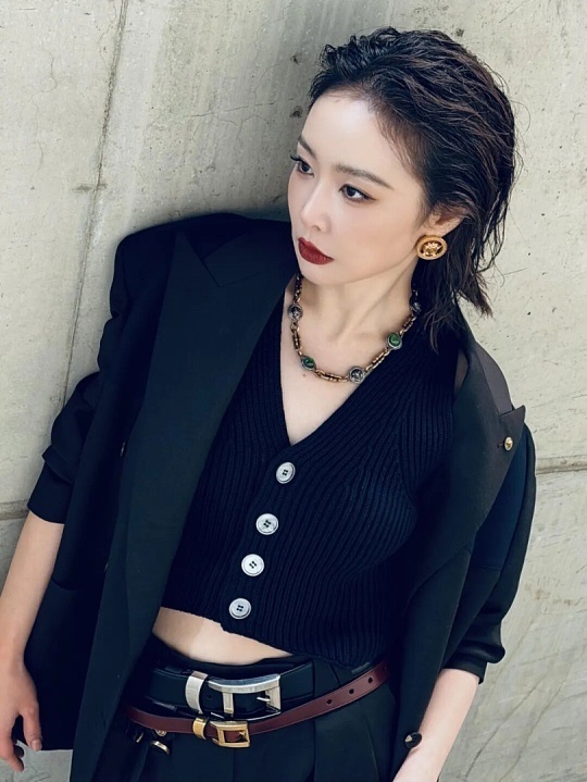 高叶出发图向上气场全开高叶这组出发图直接气场炸场，大嫂永远不会让人失望！利落造型