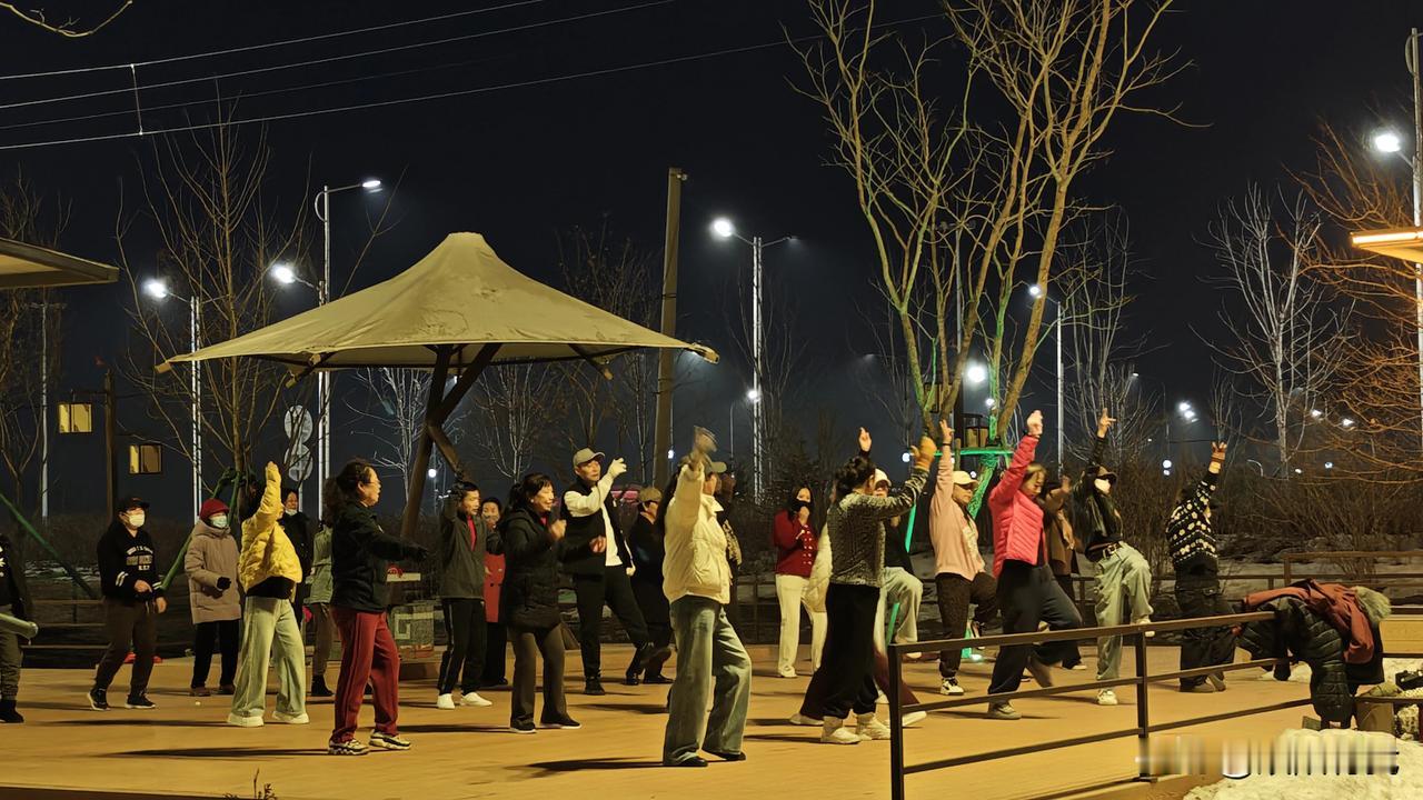 《温暖夜色中的活力》
 
最近长春的天气逐渐变暖，仿佛为这座城市注入了新的活力。