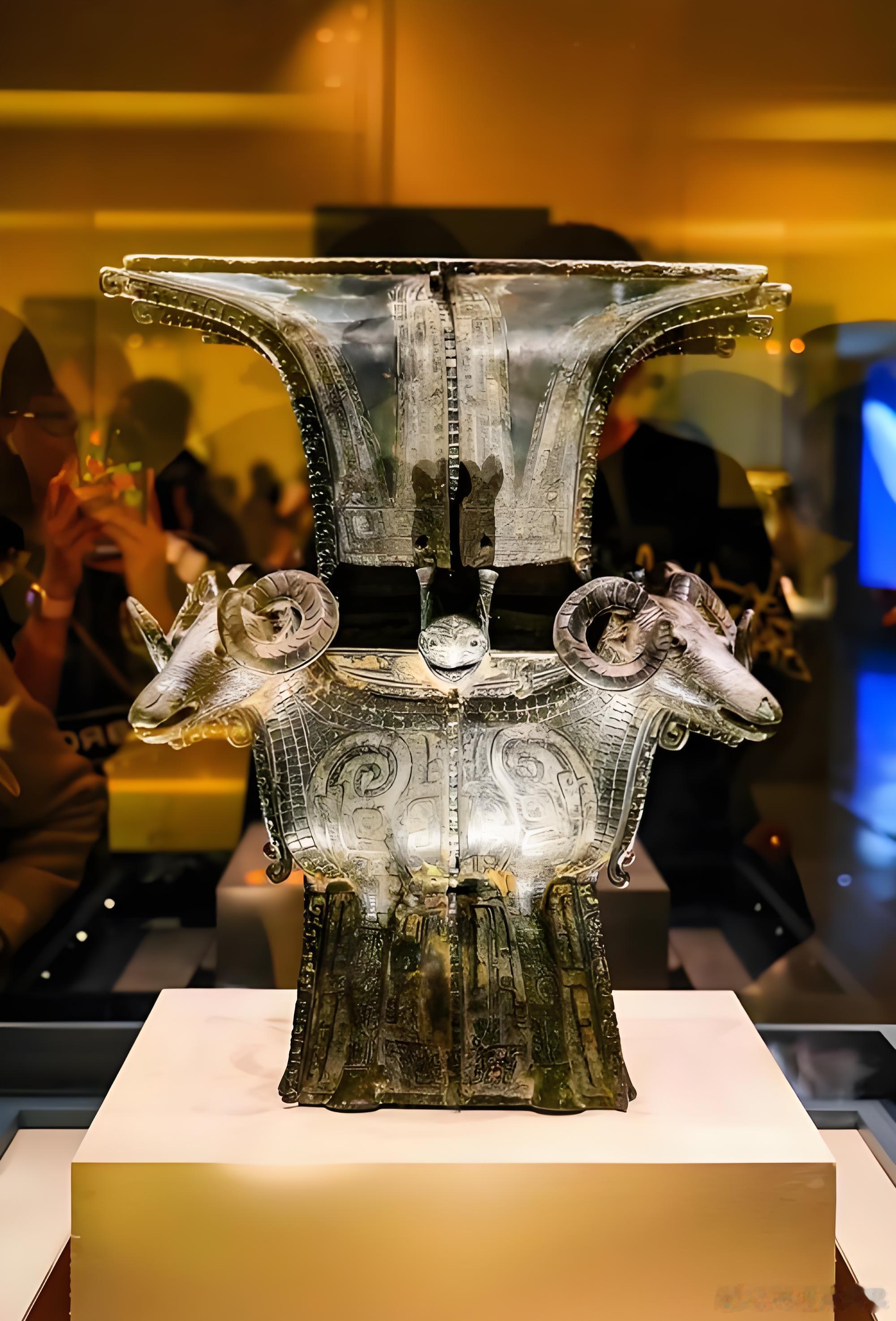 湖南博物馆几个青铜器代表着青铜器最高水准，皿方罍(图一)，四羊方尊(图二，湖南出