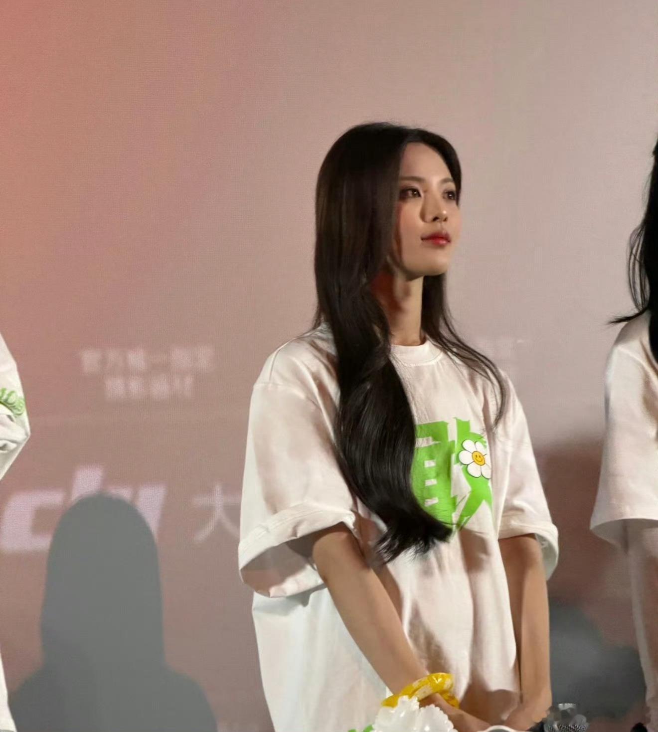 杨超越蒋龙杨超越张弛演我被点名 全员统一躲避姿势太真实，三人听到提问立刻低头系鞋