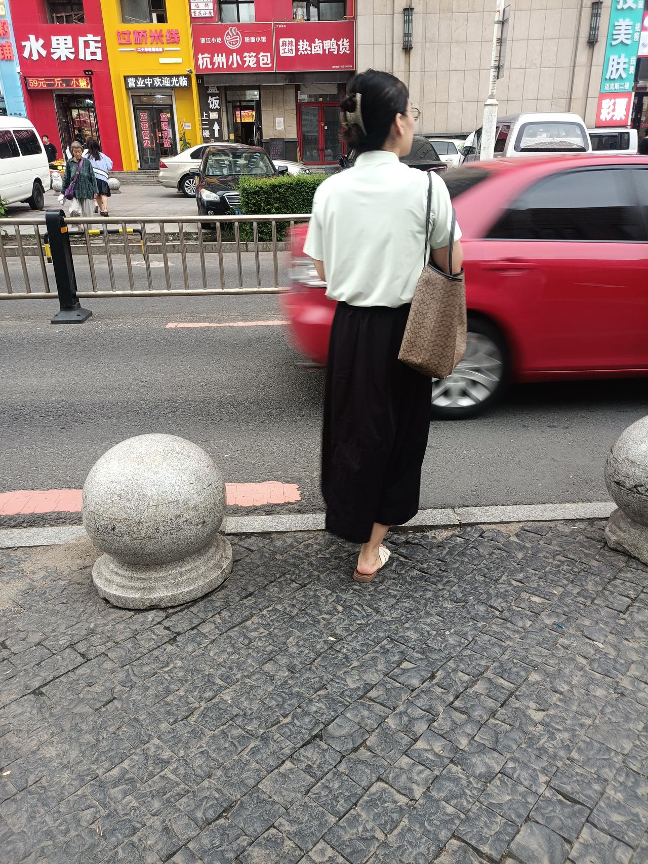以前总觉得，只要我毫无保留地付出，就能换来你的同等待遇。直到撞得头破血流才明白，