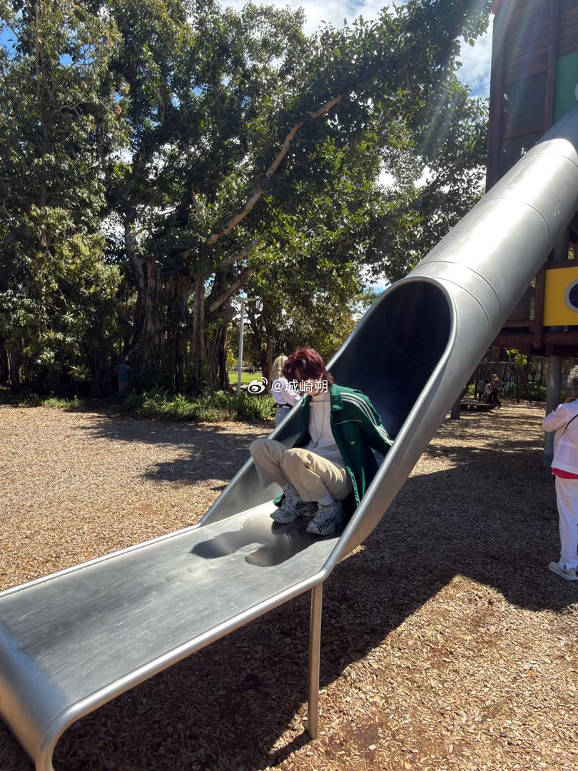 排不到秋千站在旁边施压滑梯但皮裤摩擦力太大是拱下来的🙏🏻 