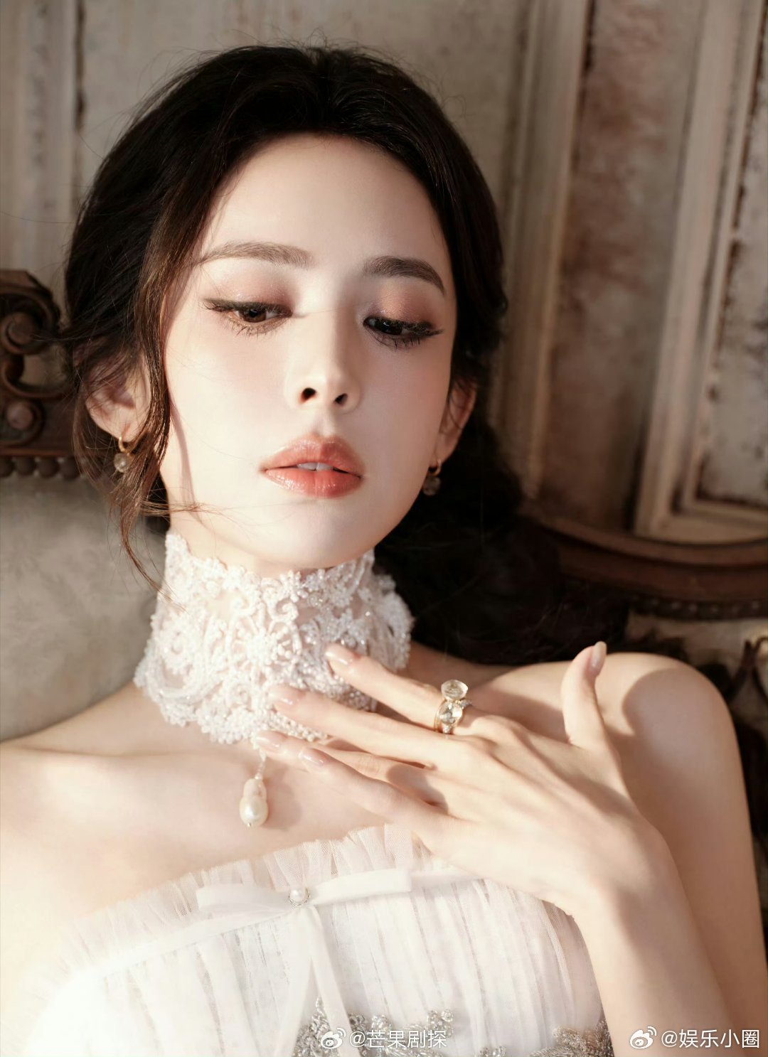 金鹤龙给娜扎画的优雅浪漫妆娜扎戴这么宽的chocker还能有脖子谁被娜扎这套造型
