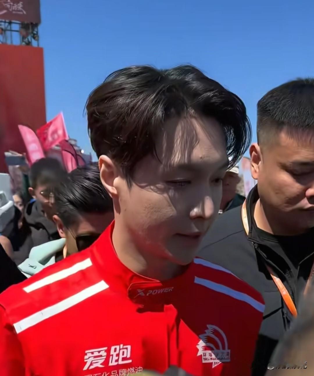 5月16日，张艺兴在新疆环塔拉力赛开幕式上亮相也挺难的，虽然是红白赛车服拉满气场