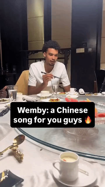 画风不对，马刺状元文班亚马用筷子吃饭，嘴里哼唱中国歌曲《一剪梅》。这就是中国文化