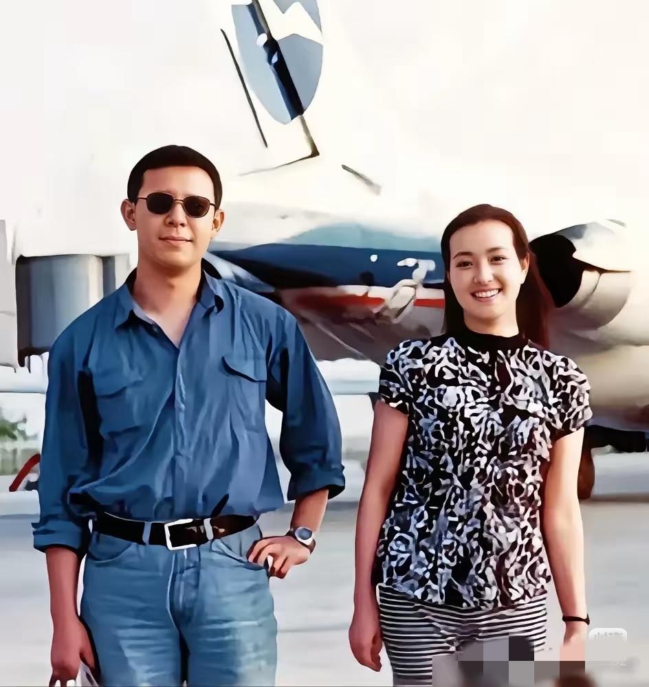 这是一张老照片，如今两位都是影视圈家喻户晓的大人物，你们能认出是谁吗？