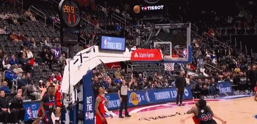 太狠了！斯图尔特把申京干懵了！
在今天NBA常规赛火箭对阵活塞的第四节比赛最后时