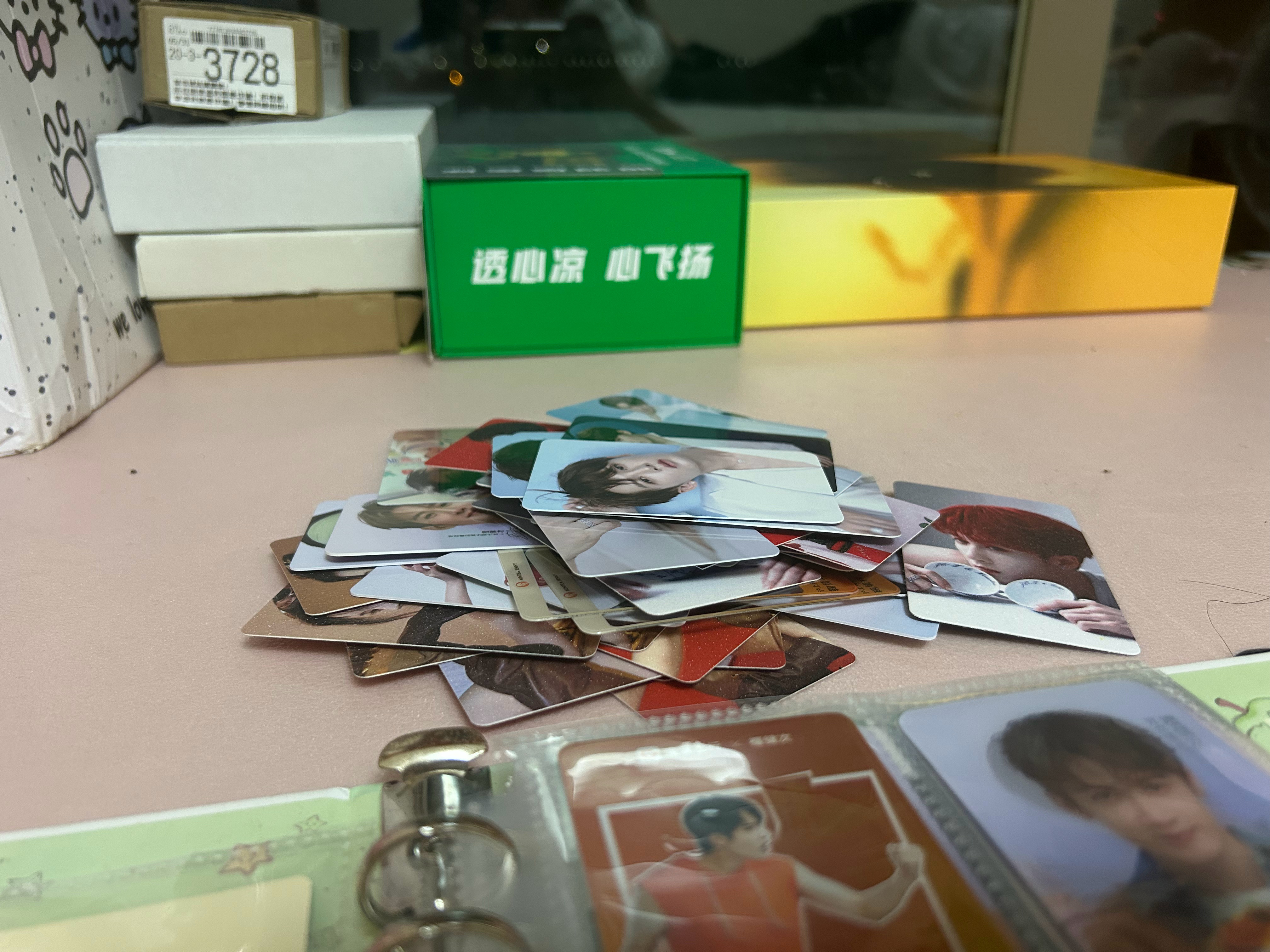 现在感觉我脑子有病我买这么多自行卡干什么这么多我都可以收好几张官卡了 