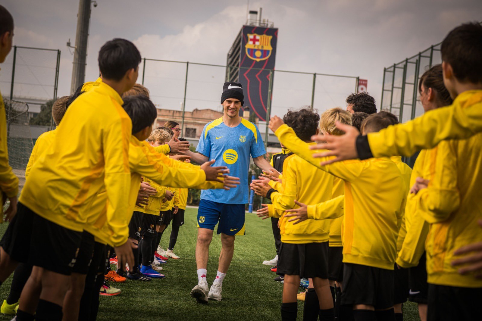 每体：加维将获得队医许可出战对阵塞维利亚的比赛。巴萨vs塞维利亚巴萨至死不渝红蓝