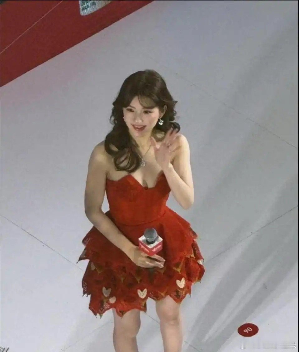 突然理解为什么女明星要捂胸了 ​​​