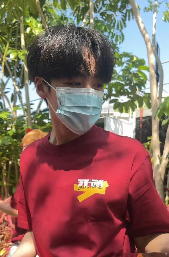 何洛洛刚拍完毕业照就进组何洛洛拍完毕业照拍开机照 告别校园即刻奔赴剧组，行程紧凑