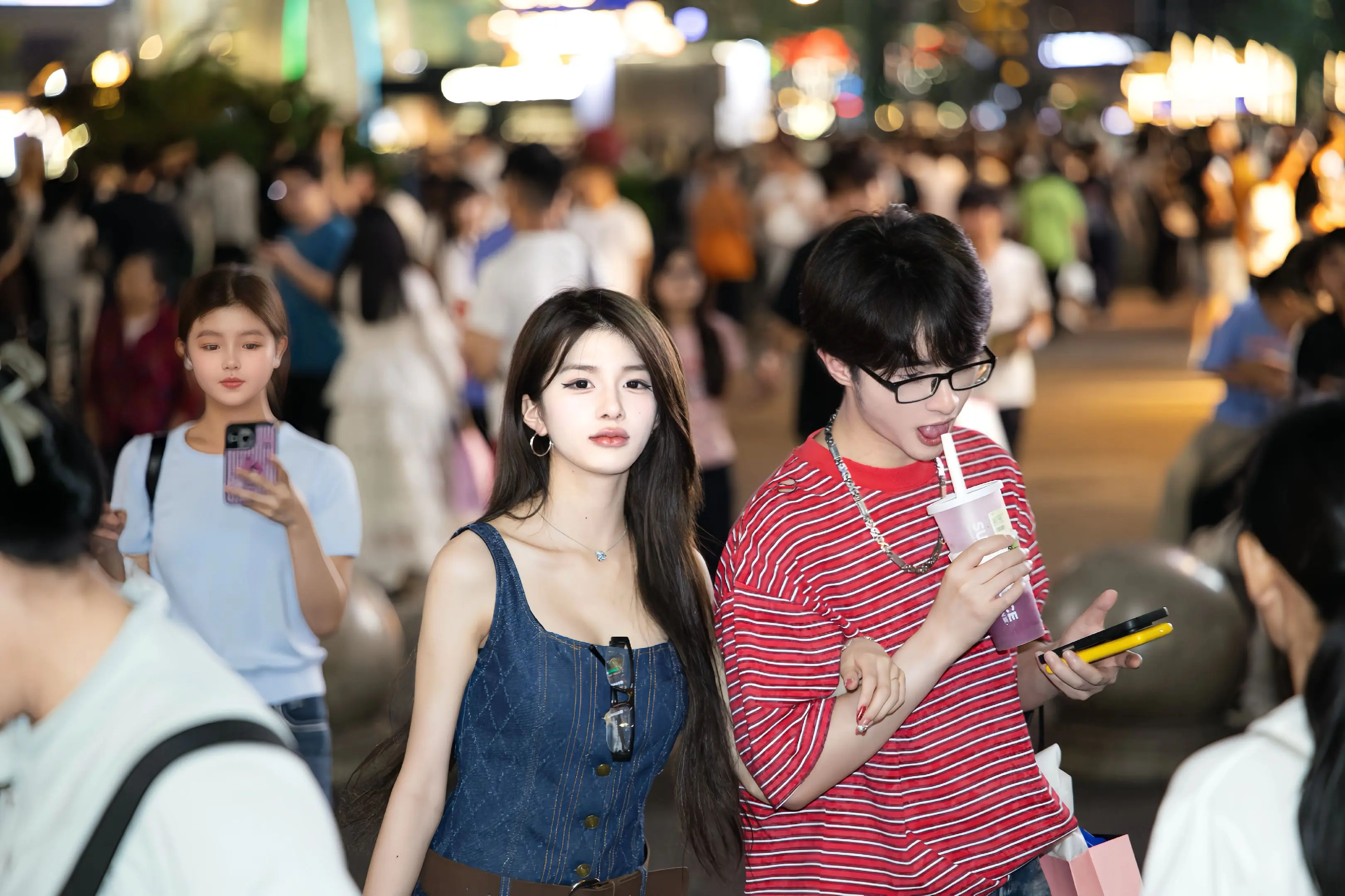 夏夜街头，氛围感穿搭瞬间拿捏。晚风裹挟着人间烟火，随性的穿搭自带潮流质...