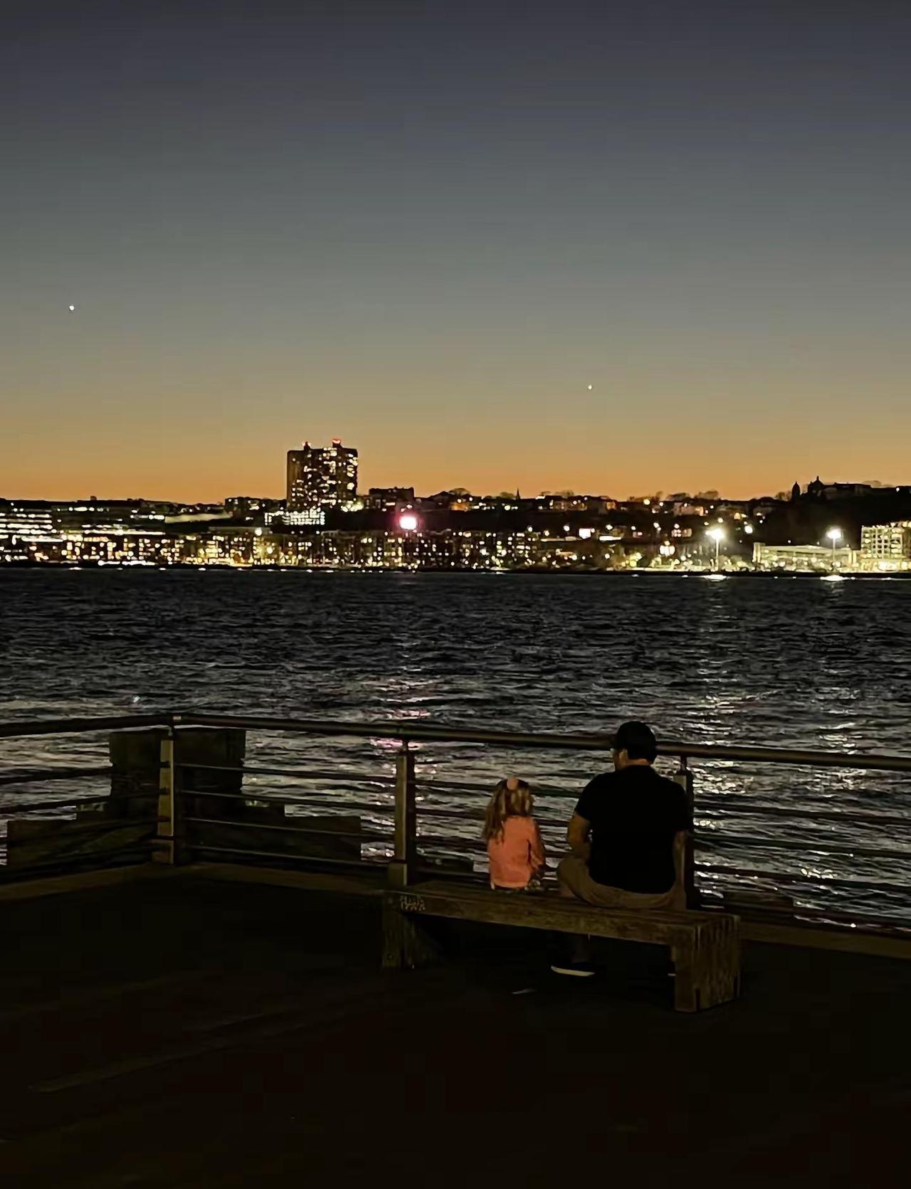 好几个阴雨天 明天的周一也是大雨 未来一周看起来也都是阴沉沉的 还行 挺好 阴天