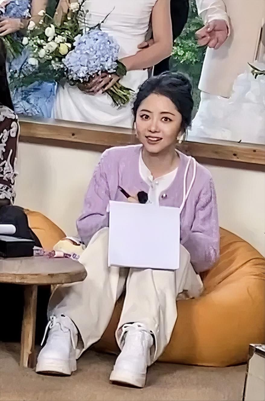 一早上起来，
大概全国人民都知道了
35岁的谭松韵，居然去了
四川泸州！

这次