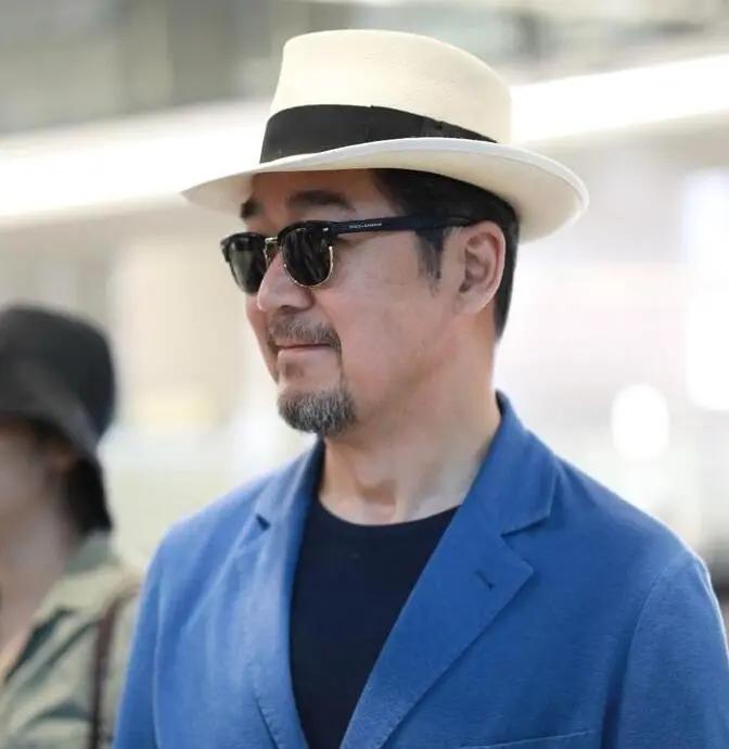 在上海的叔伯已退休两年，他独自一人生活，每月养老金过万，还有存款500多个，有一