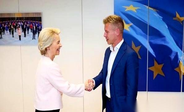 整个欧洲都以为，终于等来了一个“听话的”。
匈牙利新总理毛焦尔刚上任，欧盟主席冯