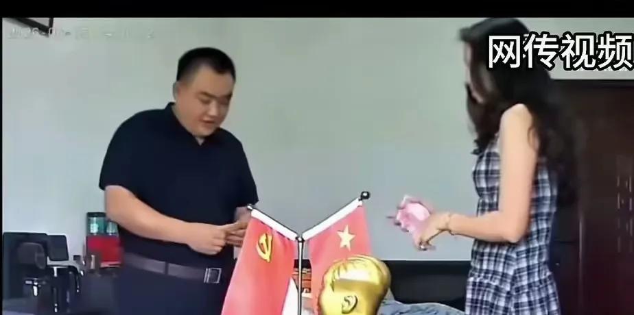 这是湖南常德西湖国企老板张祥端午期间在办公室收受工程老板礼品礼金的视频图片。
 