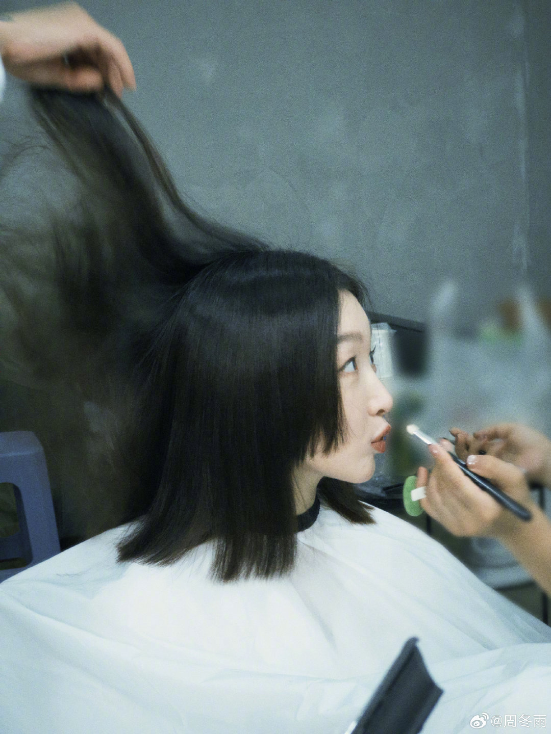 周冬雨短发公主切！周冬雨晒公主切造型，并配文:“冬 冬冬 ”。 
