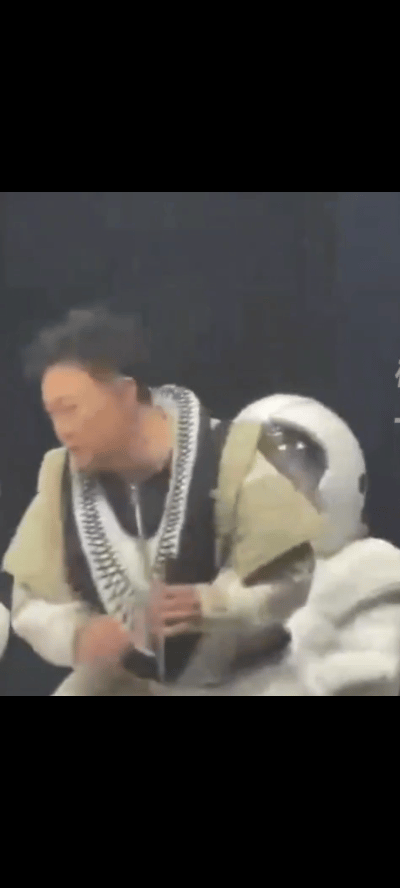7月13日，陈奕迅北京演唱会突发意外。表演时，陈奕迅因太过投入，在倒退过程中不慎