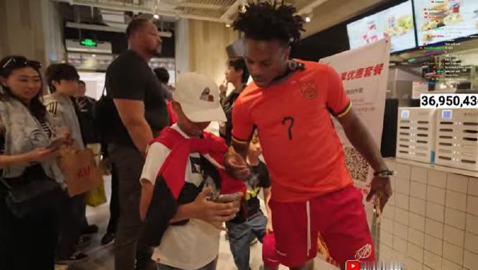 speed上海直播甲亢哥中国行speed都穿国足7号球衣了，明天不去看国足比赛吗