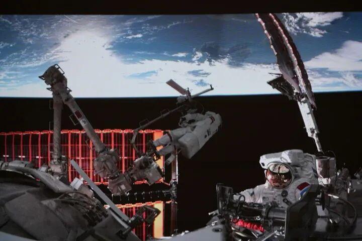 神21乘组圆满完成第一次出舱  神21乘组8小时太空作业圆满收工。 张陆、武飞、