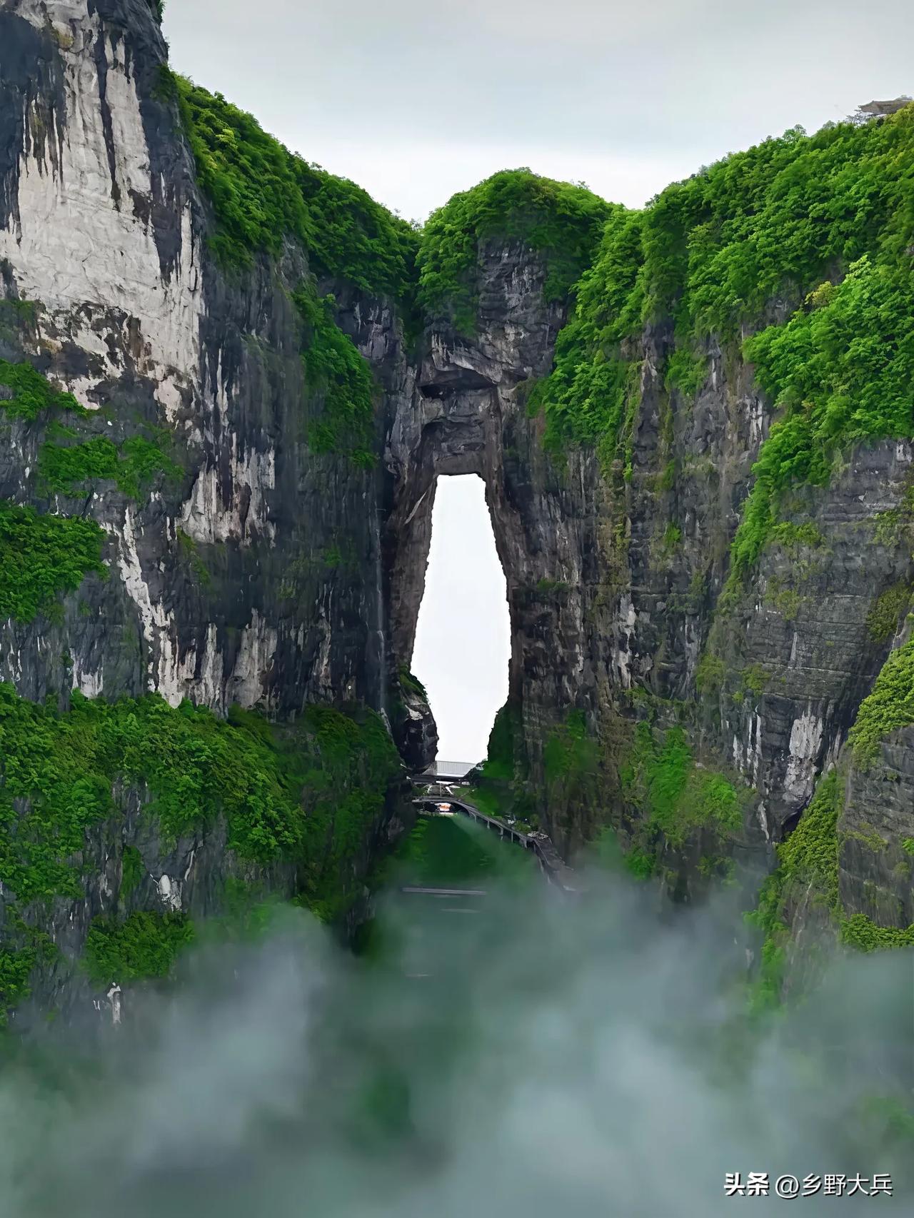 老版西游记取景地“天门山”云海苍茫入洞天，雾气缭绕仙气飘飘，环绕一圈仿佛置身于仙