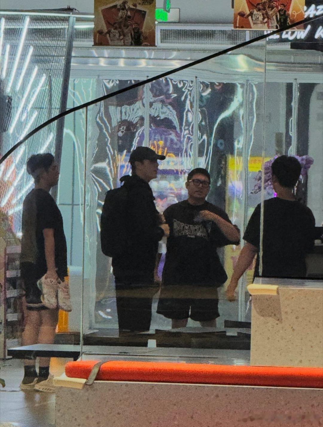陈飞宇在篮球场被偶遇了 