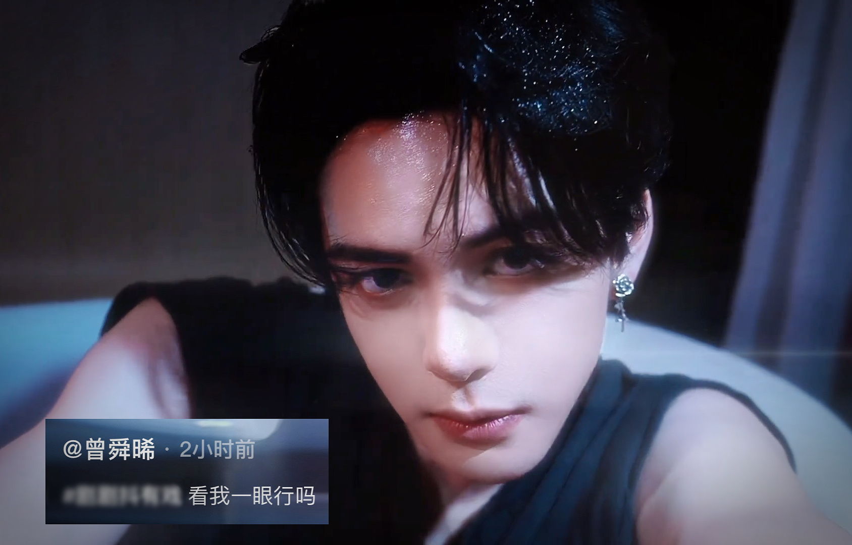 勾的我要死要活 像一只会气我只知道忙工作的黑咪，在脚边蹭来蹭去不理他就跑到浴室显
