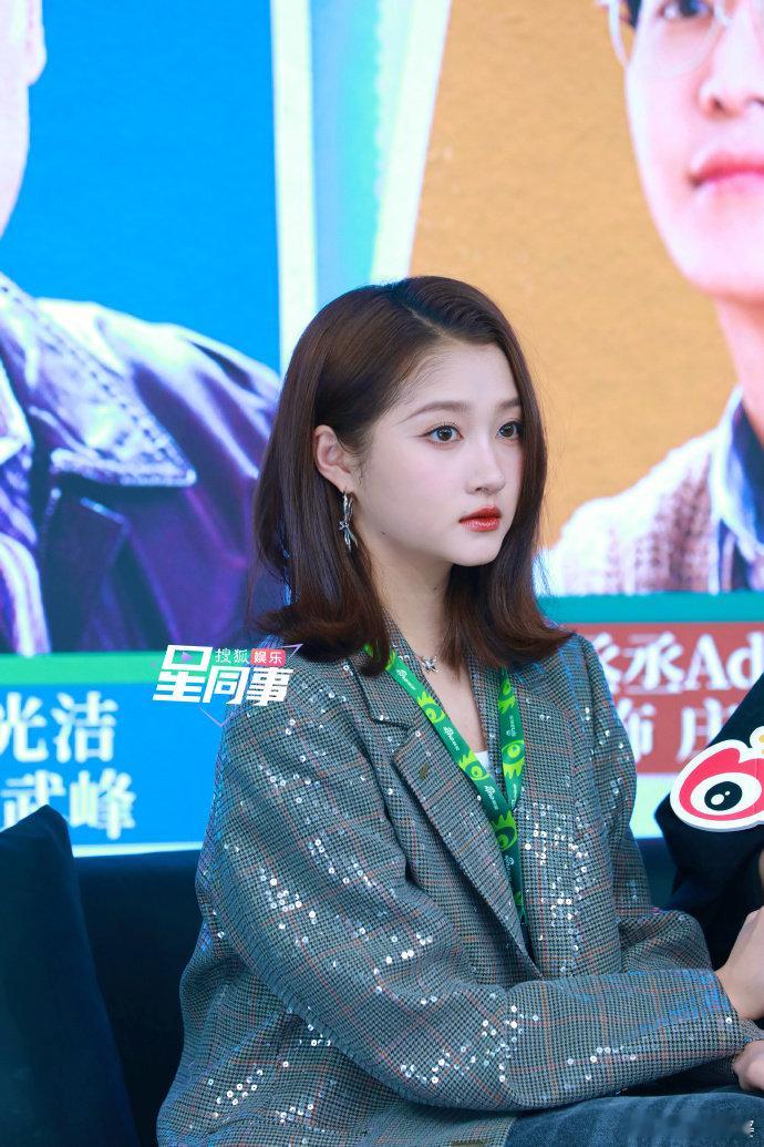 #关晓彤小巷人家扫楼生图# #关晓彤深V亮片西装# ​关晓彤在小巷人家扫楼的生图