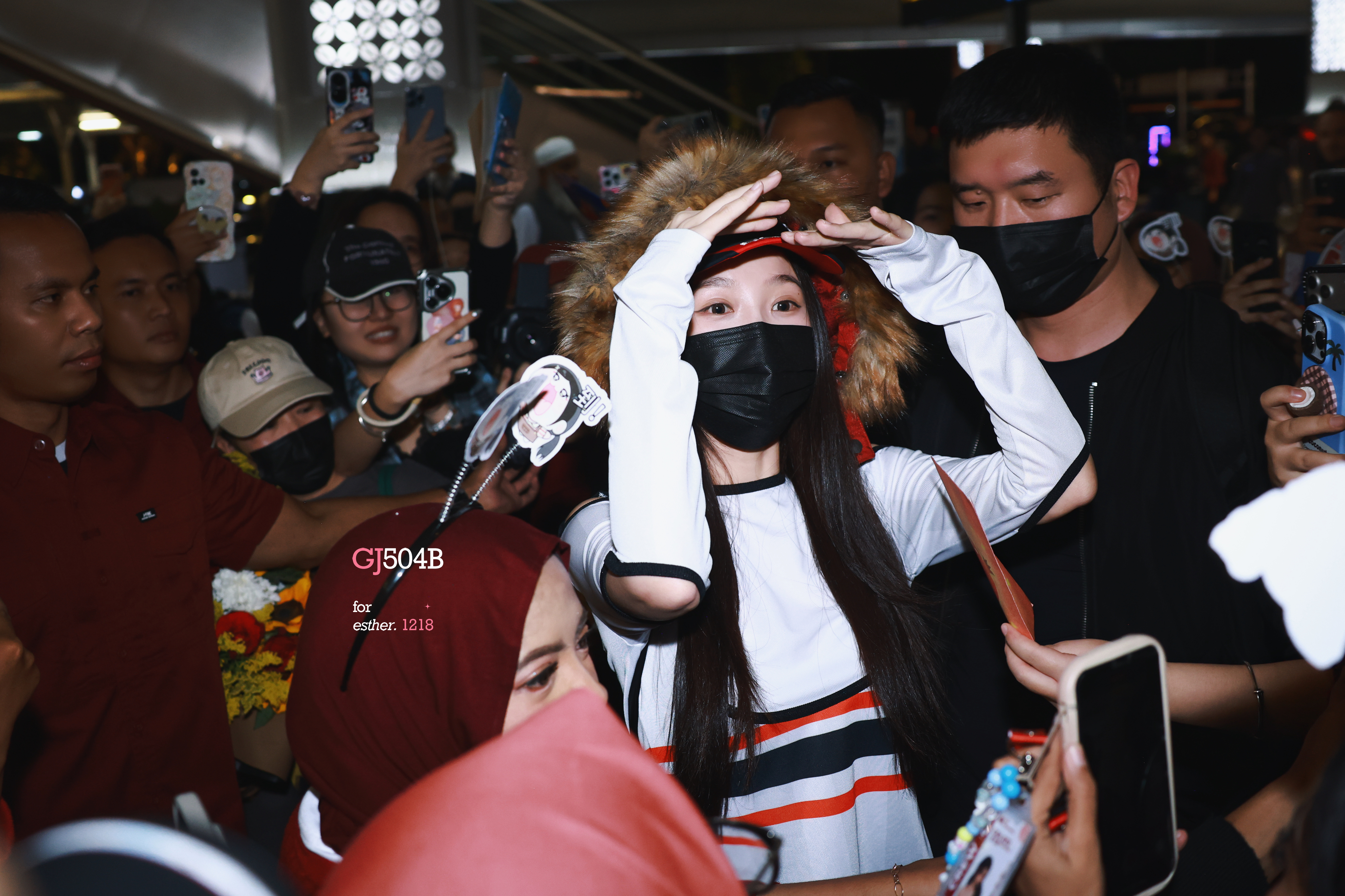 神图已出现 虞书欣被爱包围旁边的粉丝还带着小姜暮的发箍