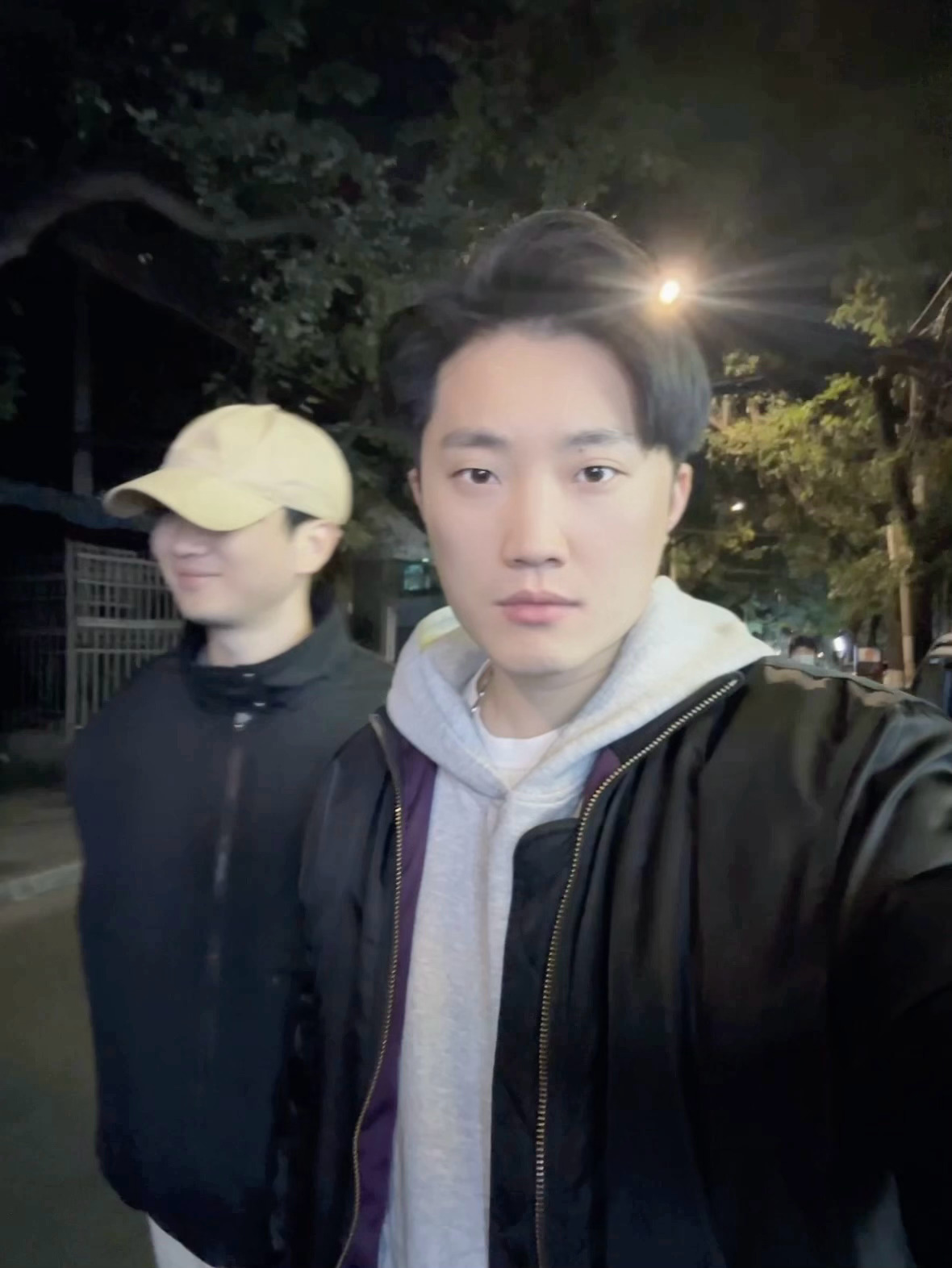 凌晨一点多落地西安了，请记住图一图二这两个大半夜过来接我的男孩。单身！！可嫁第一