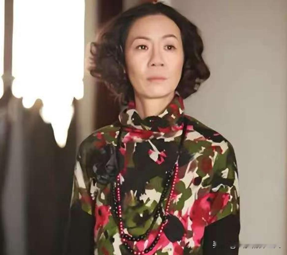 当年，杨青去北影面试，考官对她说:“你这长相不适合当演员，但我们还是决定录取你。