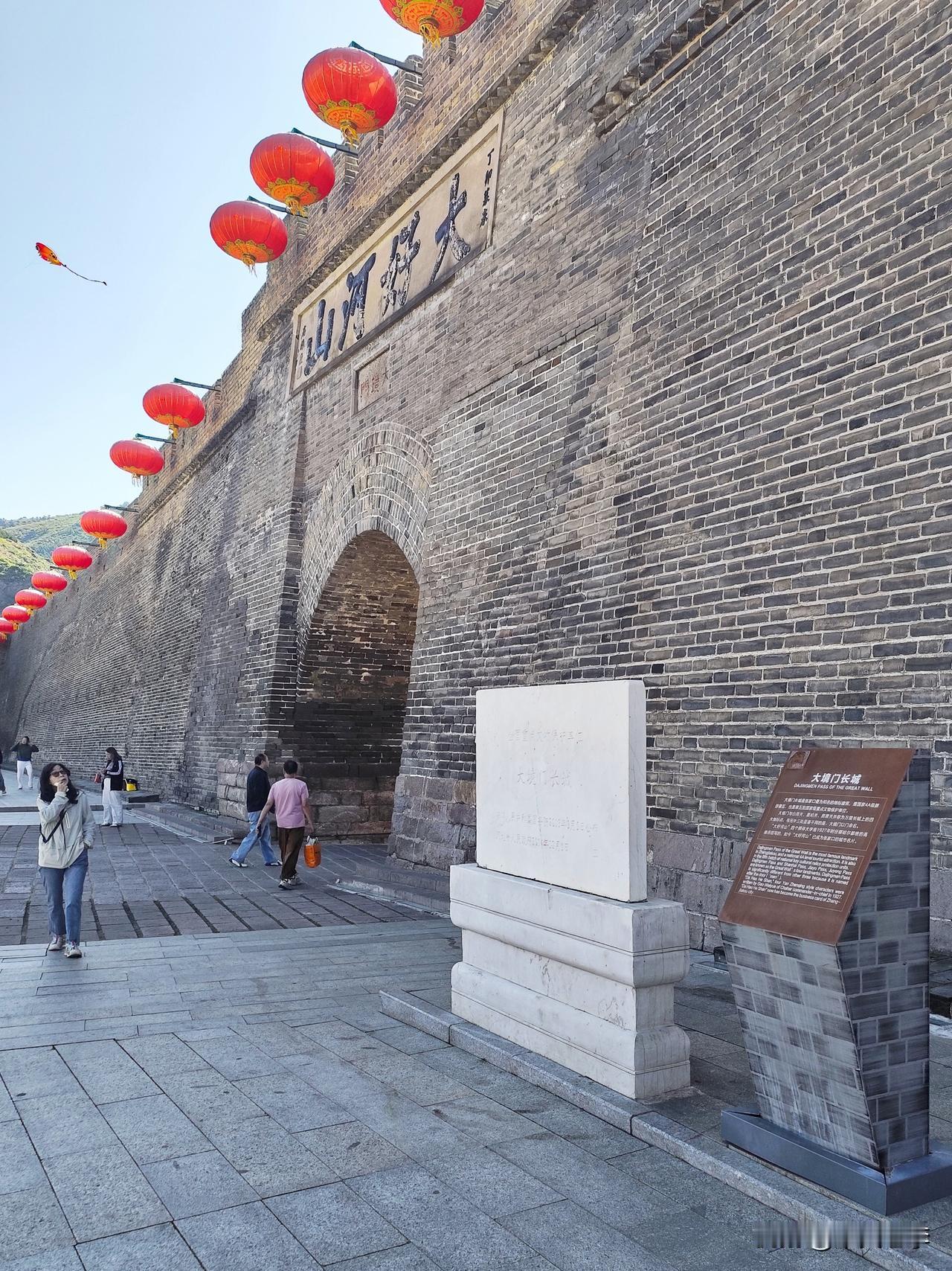 张家口市的“大境门”（有匾额“大好河山”）是长城唯一叫做“门”的关口。此门，堪称
